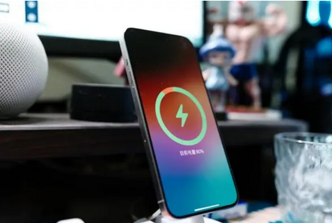 万泉镇苹果15换屏服务分享用什么充电器给iPhone15充电更好 